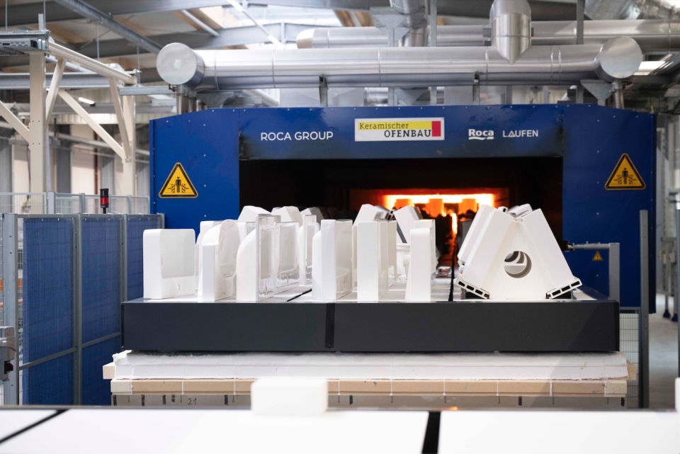 Industrial machine for manufacturing plastic products
