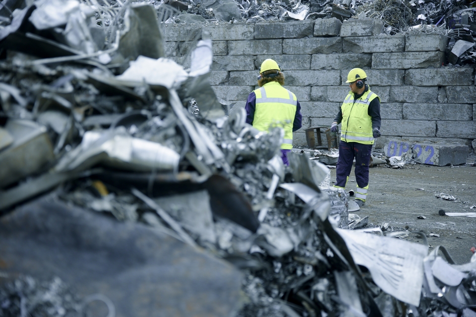 People with scrap in Tornio in summer