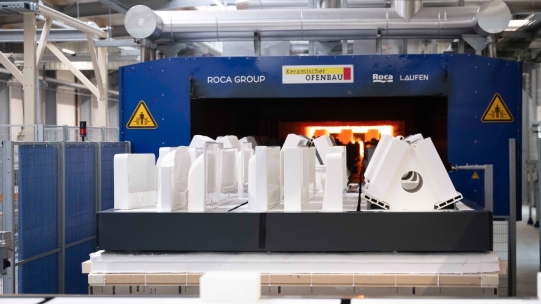 Industrial machine for manufacturing plastic products